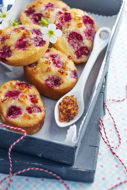 AMANDELGEBAKJE MET FRAMBOOS EN KNAPPERIGE KARAMEL